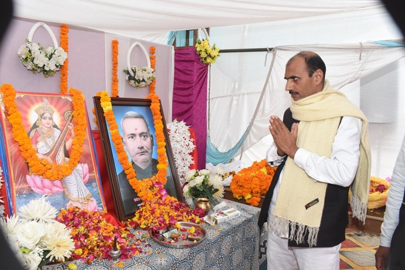 श्रद्धांजलि अर्पित